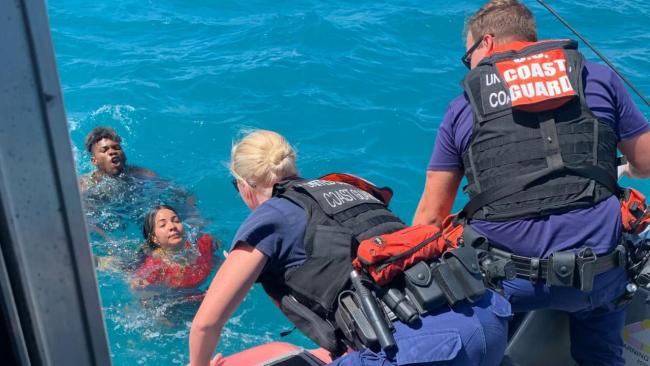 Agentes de la Guardia Costera rescatan a balseros cubanos.