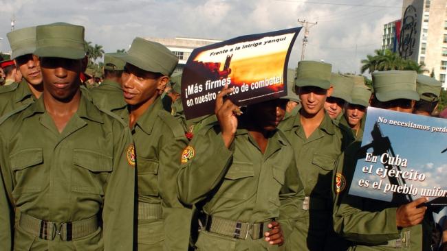Reclutas del Servicio Militar en Cuba con carteles propagandísticos.