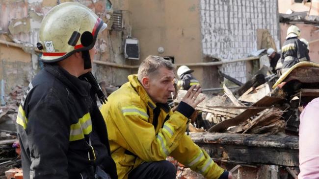 Rescatistas ucranianos buscan entre los escombros de un edificio impactado por un cohete en Járkov, Ucrania