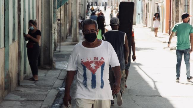 Un hombre camina por La Habana a pocos días del referendo sobre el Código de las Familias.
