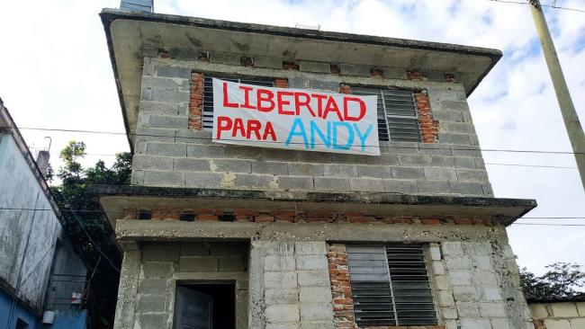Tela en la vivienda de la familia de García Lorenzo en Santa Clara exigiendo su libertad.