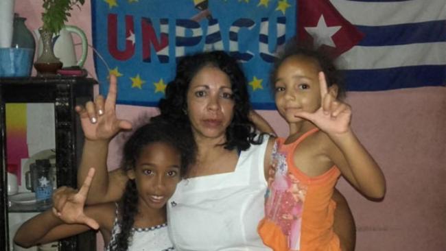 La prisionera política cubana Aymara Nieto con sus hijas.