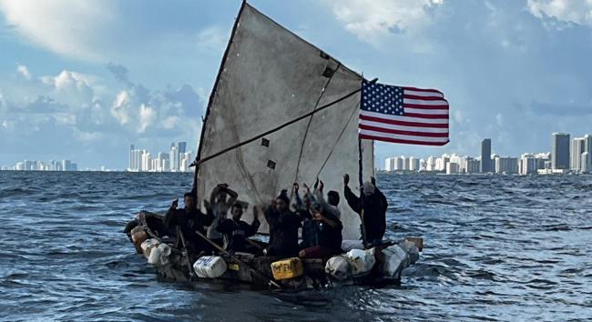 Balseros cubanos interceptados por la Guardia Costera de EEUU cerca de Dania Beach.