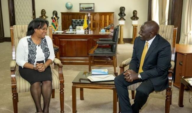 Inés María Chapman durante su encuentro con el nuevo presidente de Kenia.