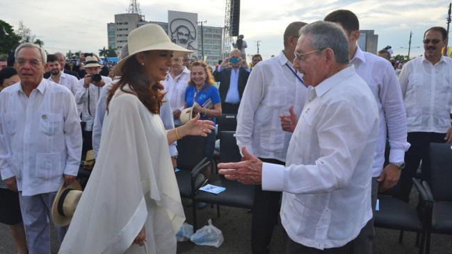 Cristina Fernández con Raúl Castro en una de sus visitas a Cuba.