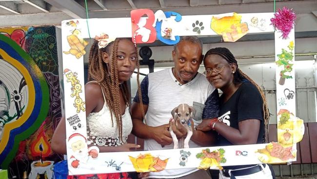Una familia con un perrito adoptado en una de las ferias de Bienestar Animal Cuba en La Habana.