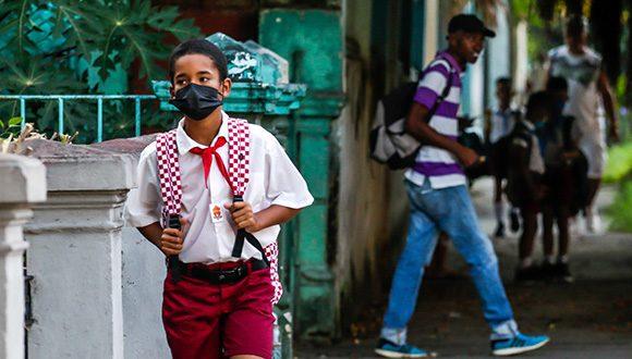 Un niño de primaria en una calle de La Habana.