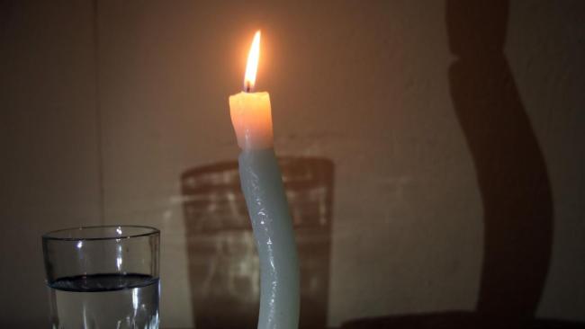 Una vela alumbra un apagón en La Habana.