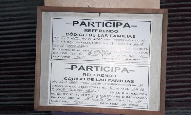 Un cartel con la convocatoria para votar en el referendo sobre el Código de las Familias en Cuba.