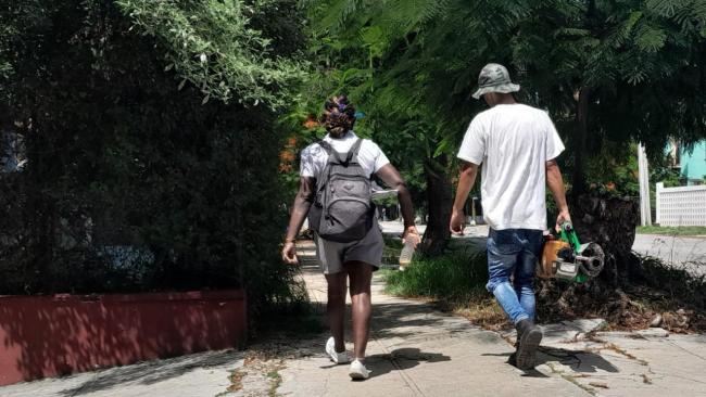Personal de Salud en Cuba en labores de fumigación contra los mosquitos.