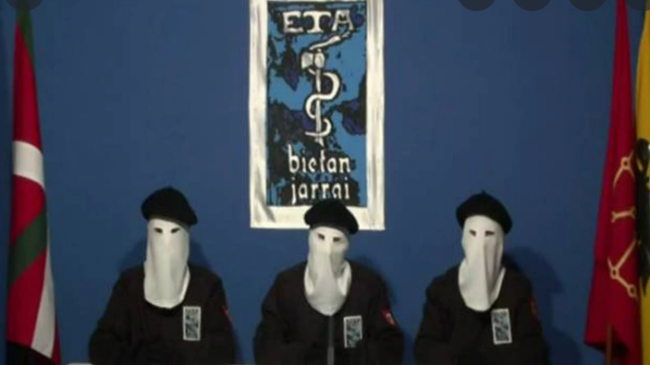Miembros de ETA durante una de sus declaraciones difundidas en video.