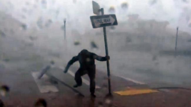 Un reportero intenta resistir la fuerza del viento en Punta Gorda