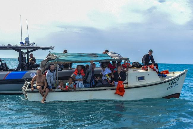 Balseros cubanos interceptados por la Guardia Costera de EEUU.