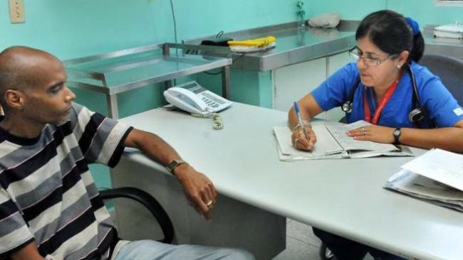 Un cubano en una consulta médica en la Isla.