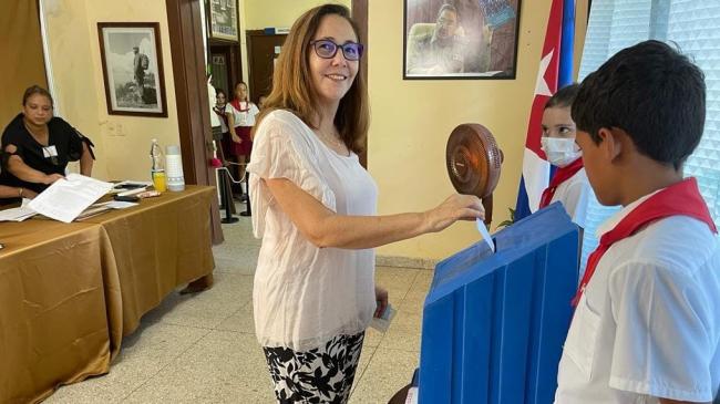 La cubana Mariela Castro vota en el referendo de este domingo.