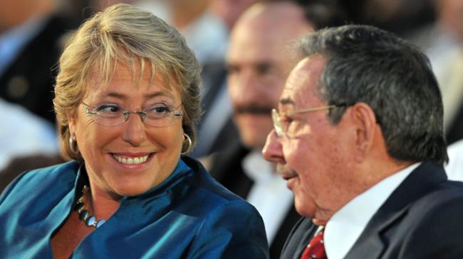 Michelle Bachelet, entonces presidenta de Chile, y Raúl Castro.