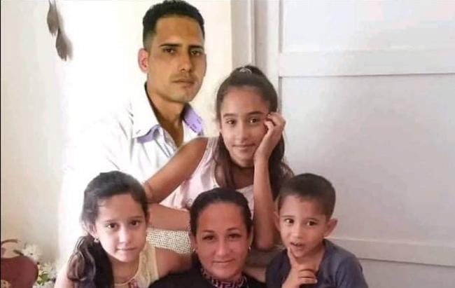 El preso político cubano Yosvany Rosell García Caso con su esposa, Mailin Sánchez, y sus tres hijos.