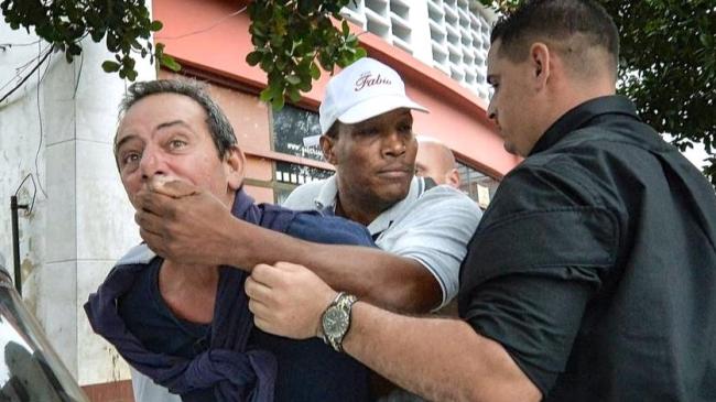 Agentes de la Seguridad del Estado arrestan a un periodista cubano en 2016.