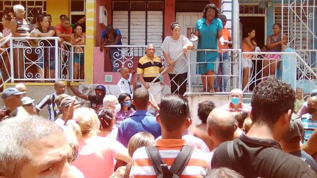 Autoridades locales tratan de calmar a los manifestantes en Santiago de Cuba. 
