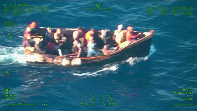 Embarcación rústica con migrantes cubanos que se hundía al momento de ser interceptada.