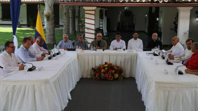 Miembros del ELN y negociadores del Gobierno de Colombia.