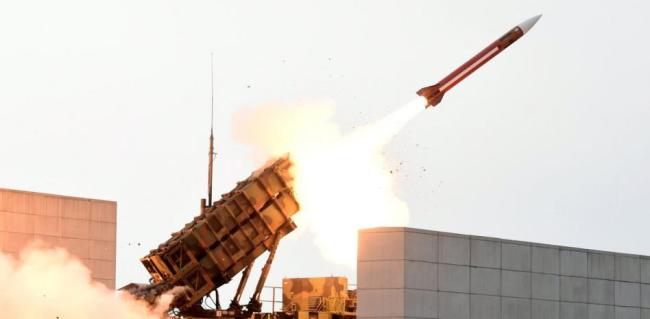 Corea del Norte lanza un misil hacia el mar de Japón.