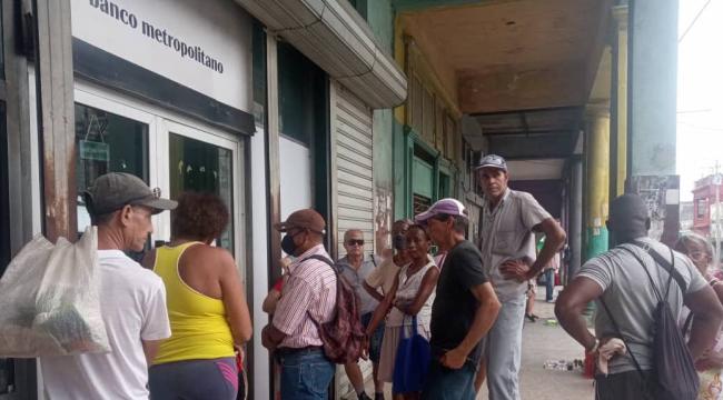 Cola en una sucursal de Banco Metropolitano en La Habana.