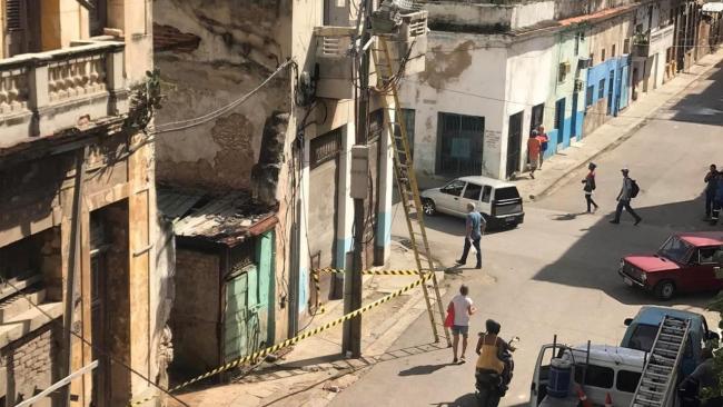 Zona acordonada donde falleció un operario eléctrico en La Habana.