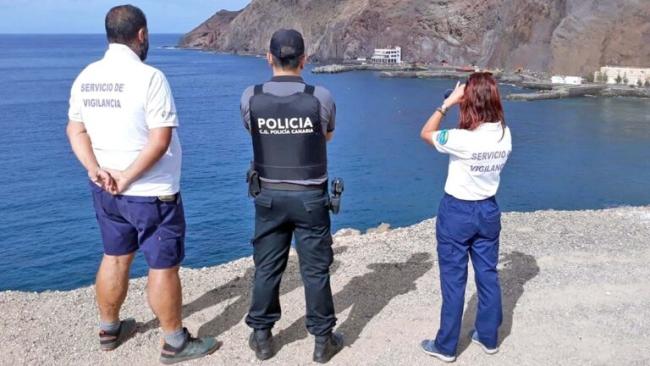 Policía de Canarias en servicio de vigilancia.