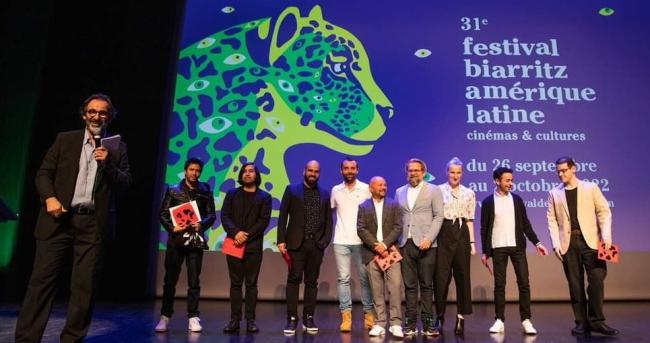 Cineastas ganadores en el festival de cine Biarritz.