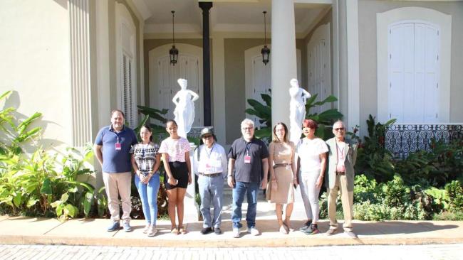 Algunos de los delegados al encuentro frente a la mansión dedicada al dictador cubano.