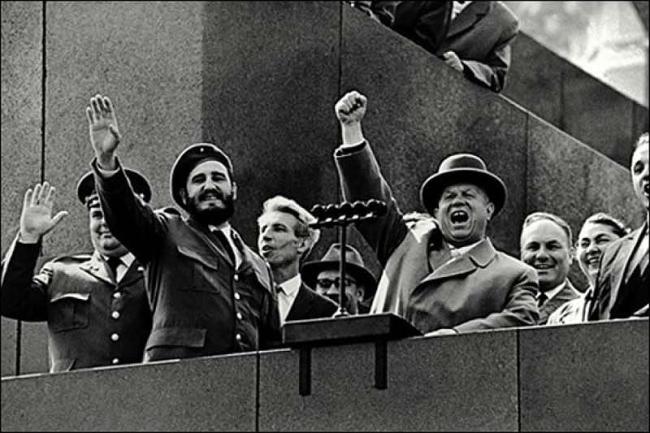 Fidel Castro y Nikita Jrushov en la Plaza Roja de Moscú.