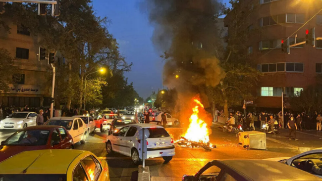 Barricadas incendiadas durante las protestas en Irán.