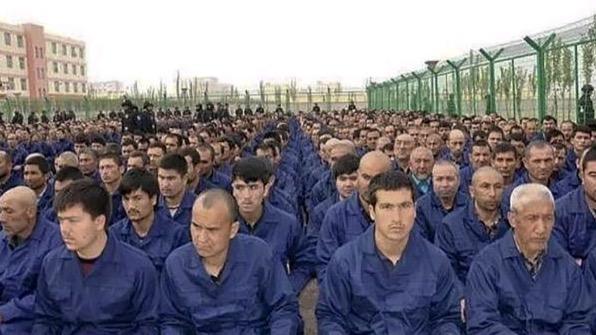 Musulmanes detenidos en un campo de "reeducación" en la región china de Xinjiang.