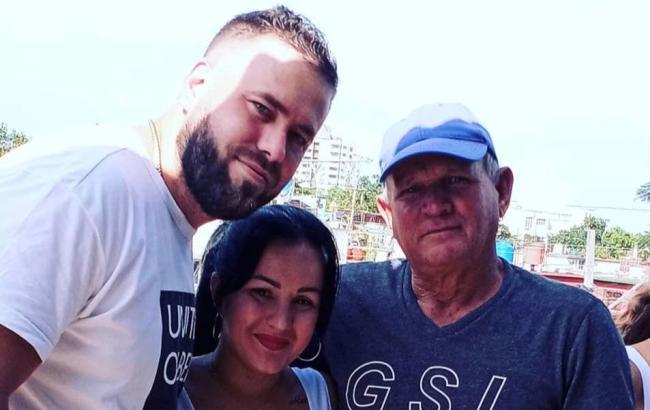 Omar Ravelo (der) junto a su hija y su yerno Hanry Leyva.