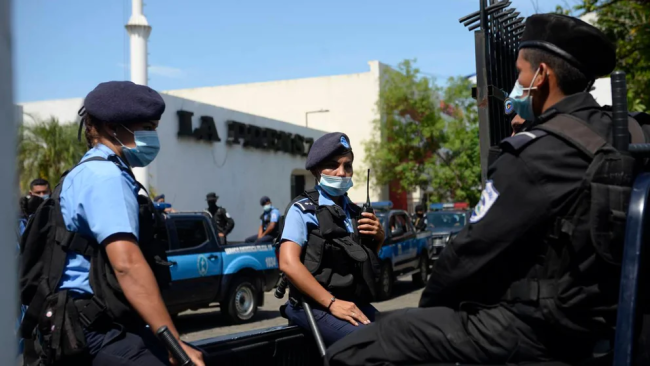 Policías del régimen de Daniel Ortega ocupan el edificio del diario 'La Prensa'.