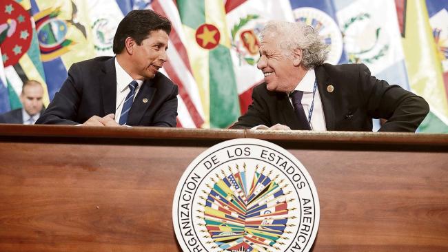 Pedro Castillo y Luis Almagro en una reunión de la OEA.