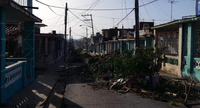 Una calle de Pinar del Río tras el paso del huracán Ian.