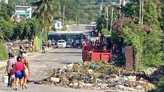 Vecinos de La Hata en La Habana cierran el tráfico en calle 20 y Máximo Gómez.