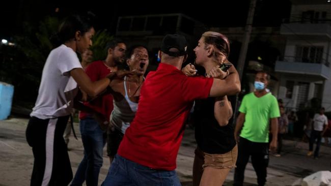 La joven Hillary Gutiérrez detenida por un represor cubano identificado.