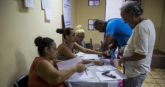 Cubanos en un colegio electoral.