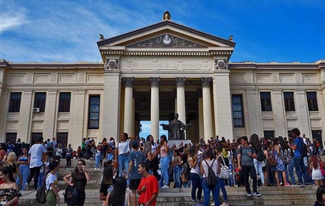 Jóvenes en la escalinata de la Universidad de La Habana.