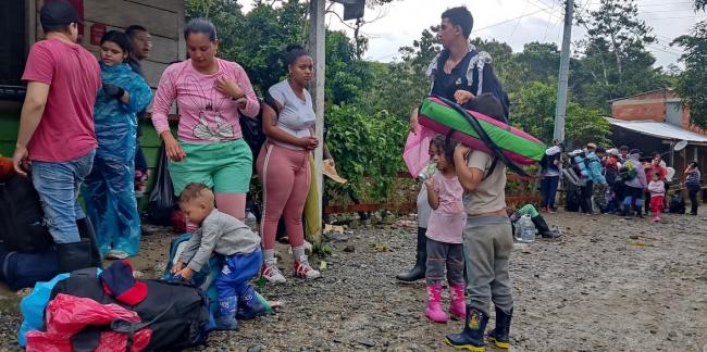 Emigrantes preparándose para tomar la ruta de la Selva del Darién.