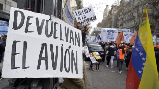 Manifestación a favor de la devolución del avión en Buenos Aires.