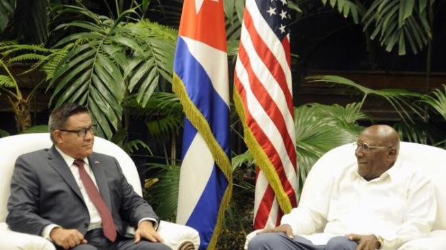 Salvador Valdés Mesa y el congresista estadounidense Salud Carbajal.