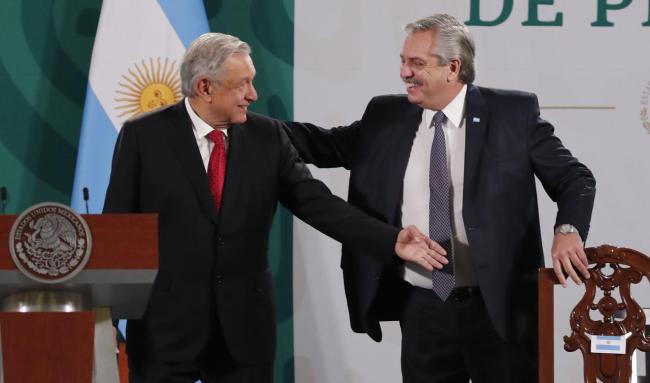 Andrés Manuel López Obrador (izq.) y Alberto Fernández en México, 2021.