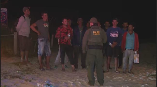 Balseros cubanos detenidos después de llegara a Miami-Beach.