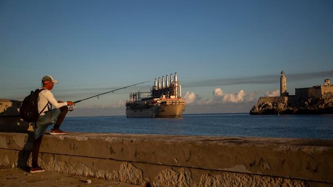 Barco turco generador de electricidad durante su entrada a La Habana.