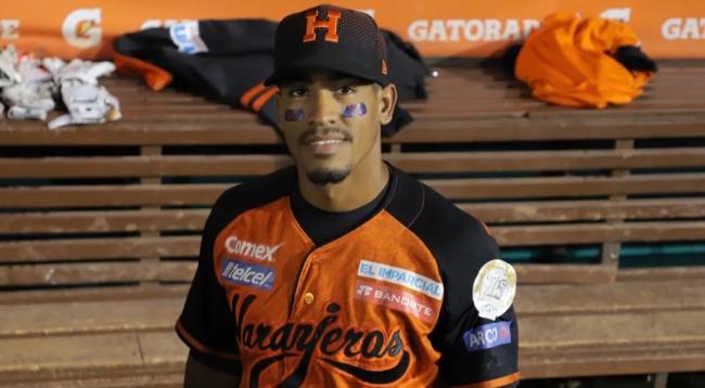 El cubano Roel Santos, con el uniforme de los Naranjeros de Hermosillo.