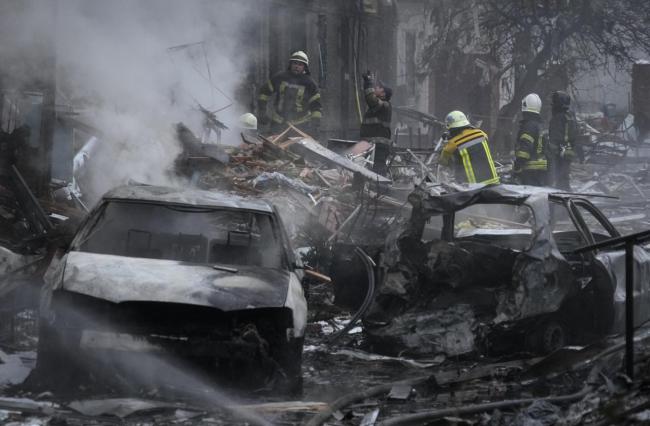 Los bomberos intentan extinguir un fuego tras un bombardeo ruso este miércoles.